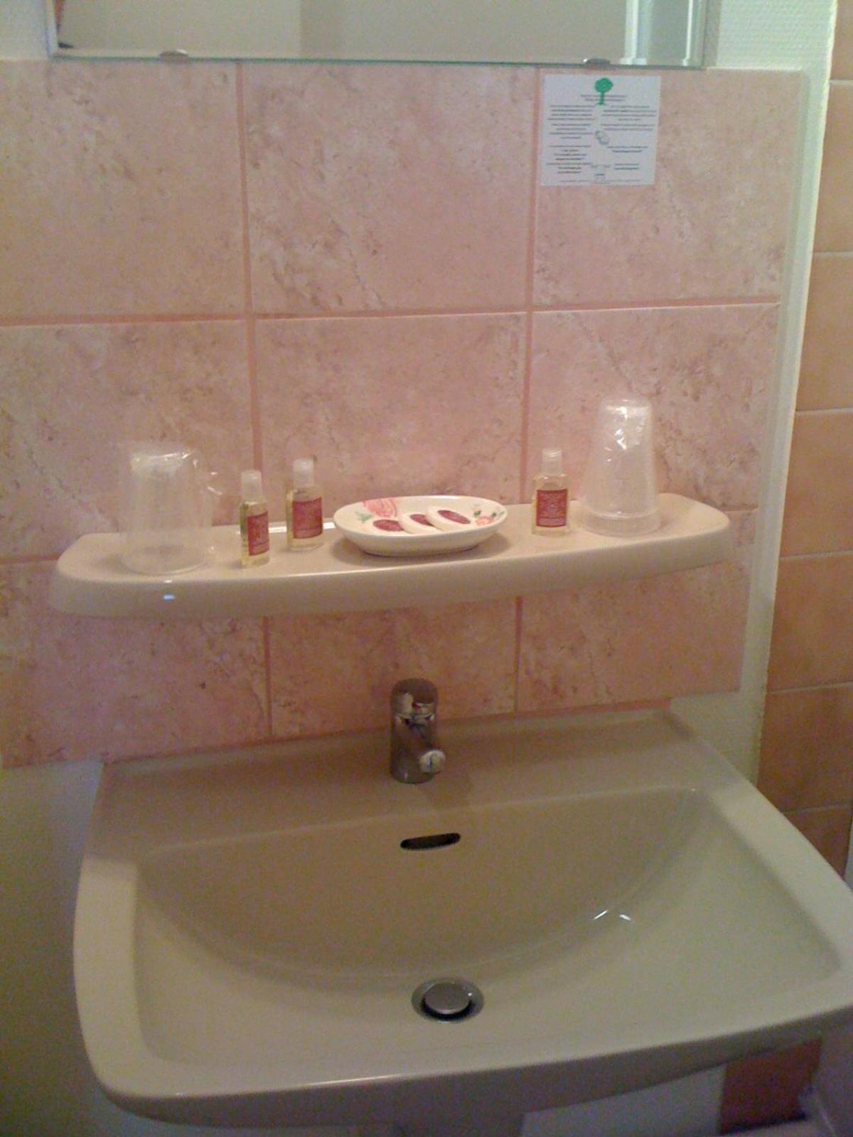 Hotel Du Centre Pierrelatte Quarto foto
